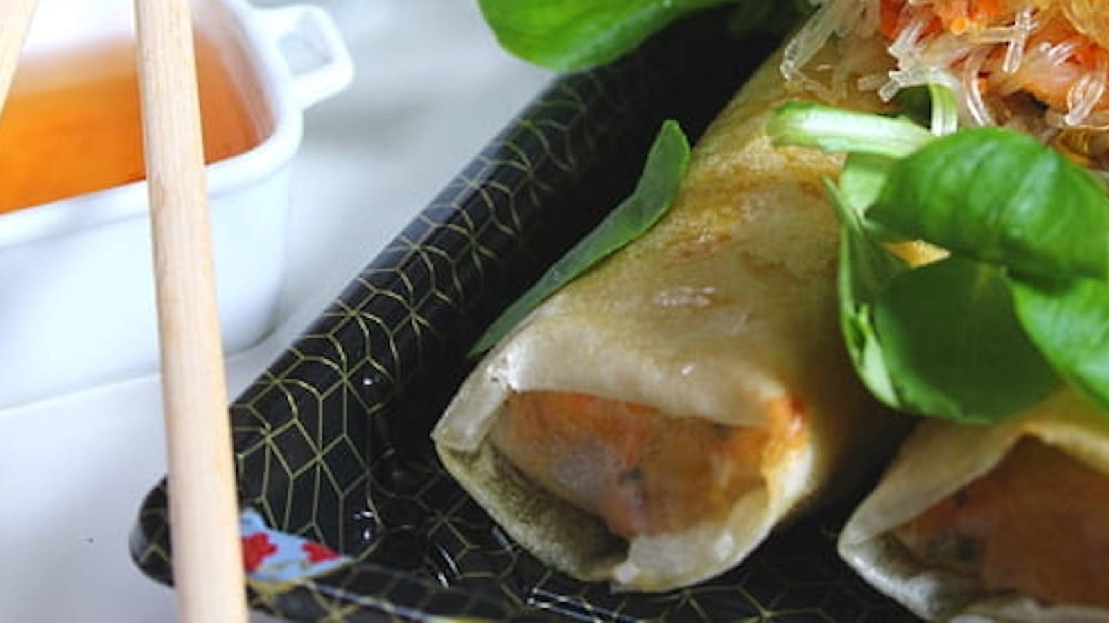 Nems crevettes, saumon fumé et menthe accompagnés de riz cantonais