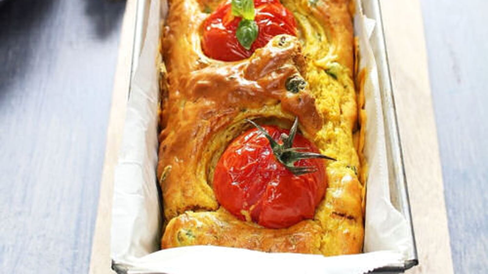 Cake au poulet, curry et petits pois
