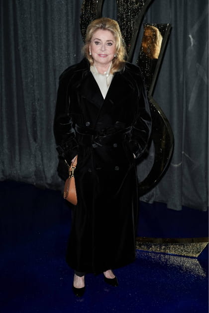 Catherine Deneuve en manteau de velours façon peignoir