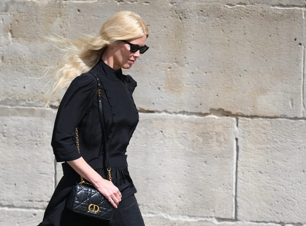 Claudia Schiffer arrive aux obs&egrave;ques de Mathilde Favier, &agrave; Saint-Sulpice
