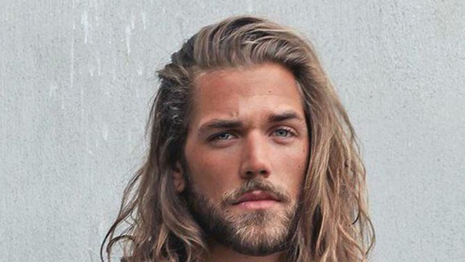Les cheveux longs ondulés