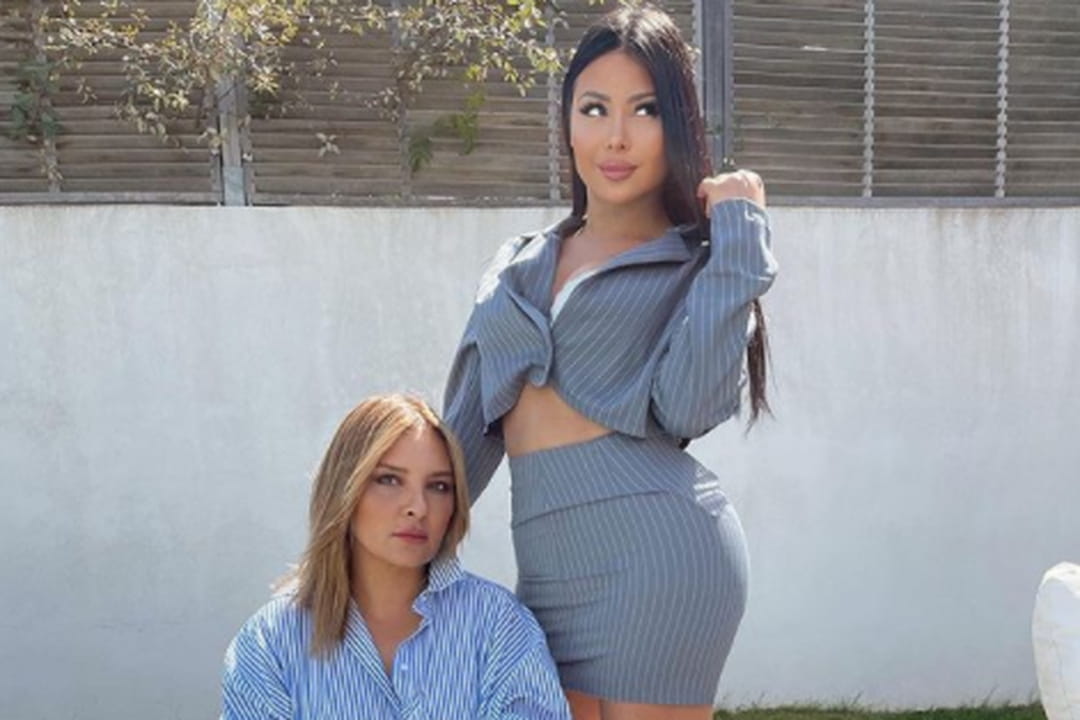 maeva-ghennam-les-marseillais-prend-la-pose-avec-sa-maman-salya