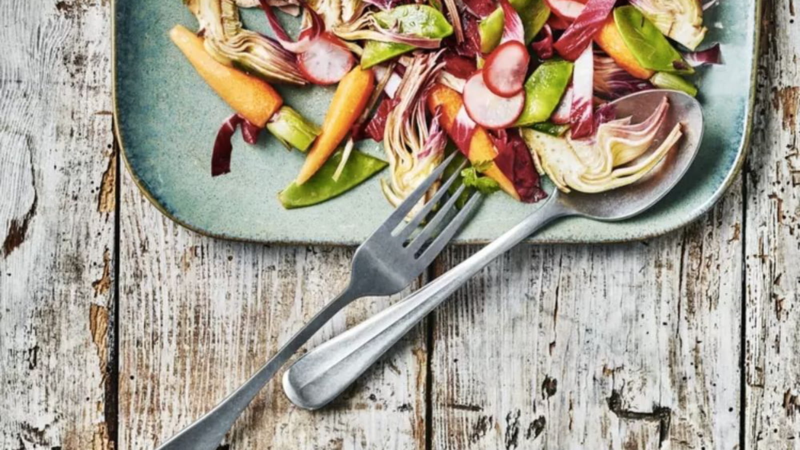 Emincé de veau fondant, crème d'artichaut moutardée et jeunes légumes à crus
