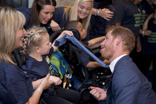 Harry, cravate au cou et coeur sur la main