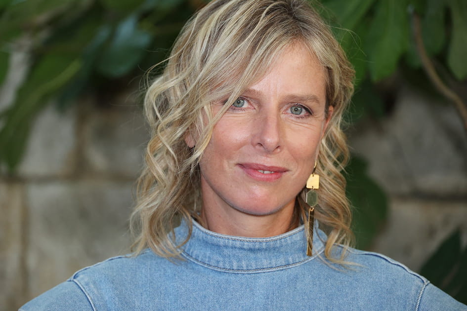 Les boucles au balayage blond de Karin Viard
