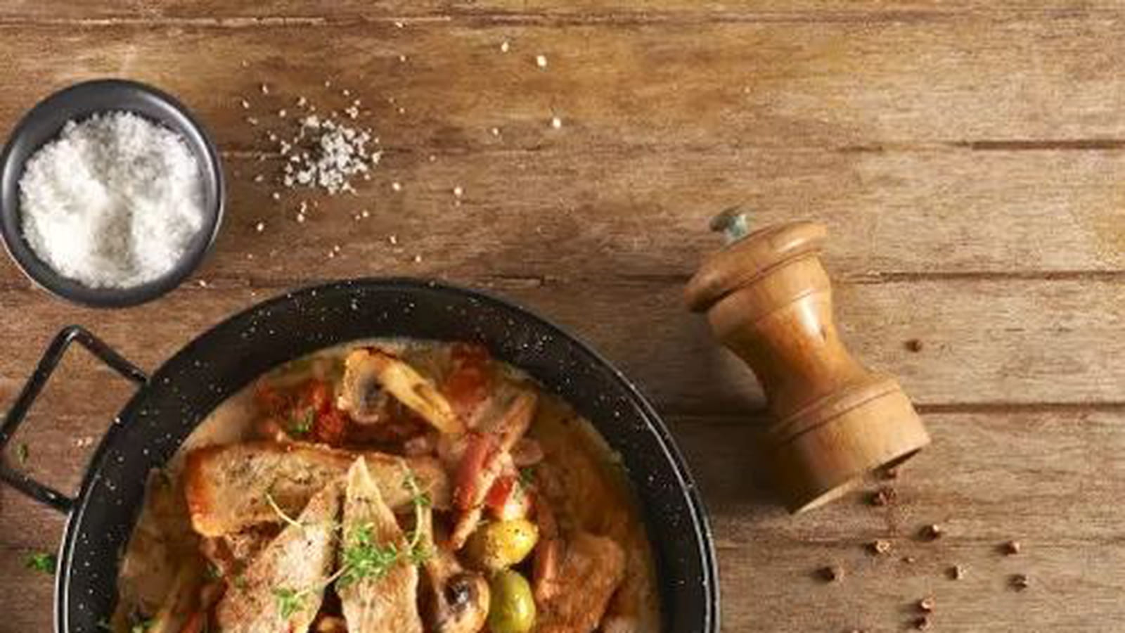 Sauté de dinde à la crème et aux lardons