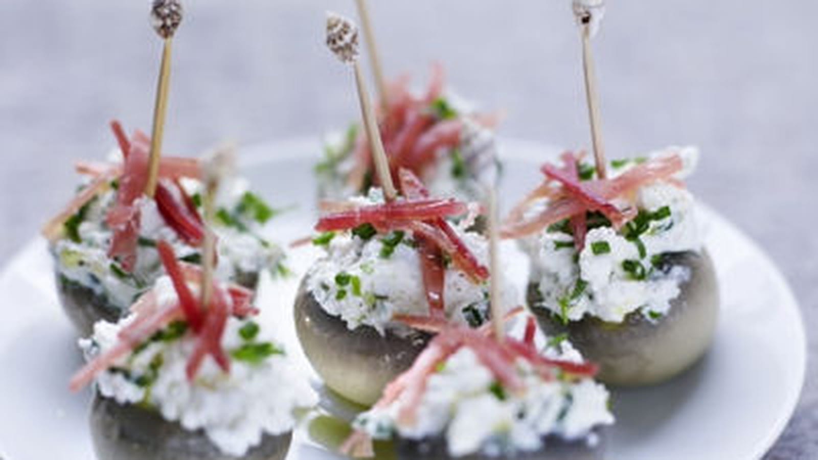Têtes de champignons, fromage de chèvre frais aux herbes et jambon de Savoie