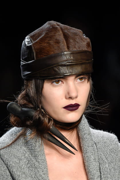 L'os porte-bonheur g&eacute;ant dans les cheveux du d&eacute;fil&eacute; Nicholas K