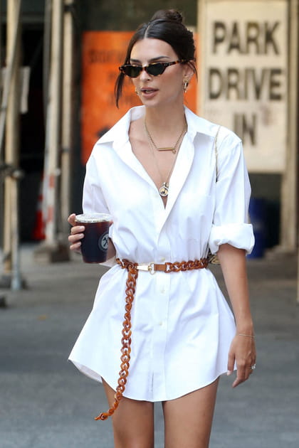 Emily Ratajkowski avec boucles et colliers argentés