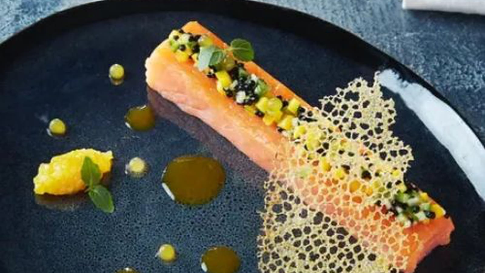 Cœur de saumon fumé vierge, mangue et céleri, confit d'agrumes