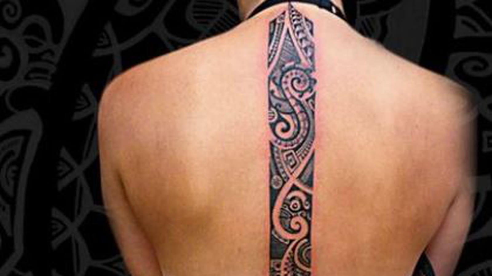 Tatouage maori sur la colonne vertébrale
