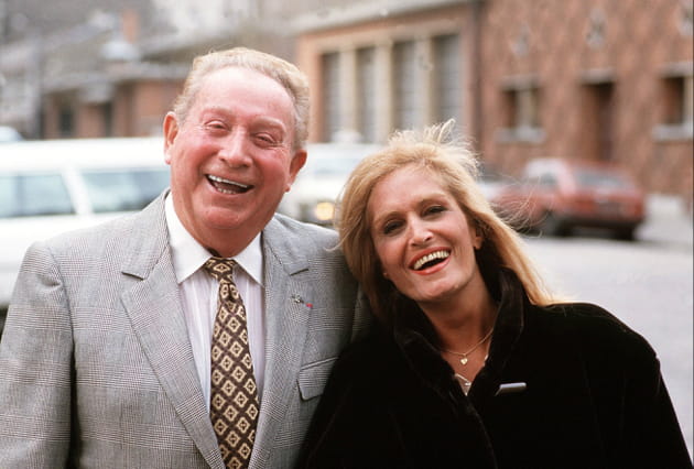 Dalida posait tout sourire avec Charles Trenet