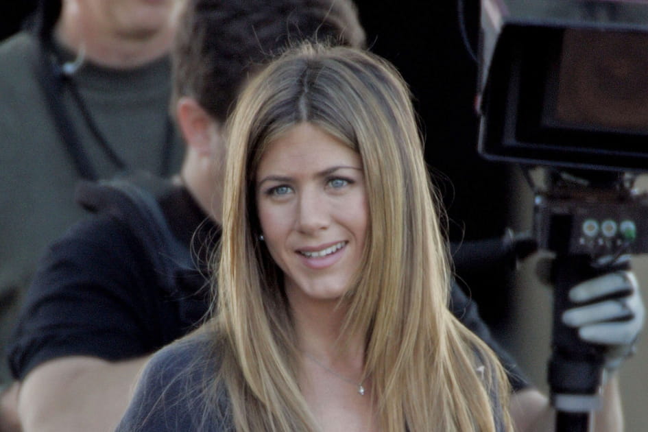 Les cheveux longs effil&eacute;s et lisses de Jennifer Aniston