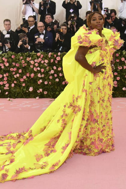 Serena Williams en robe jaune brodée de fleurs roses