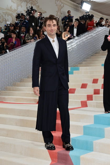 Robert Pattinson en costume asym&eacute;trique noir Dior