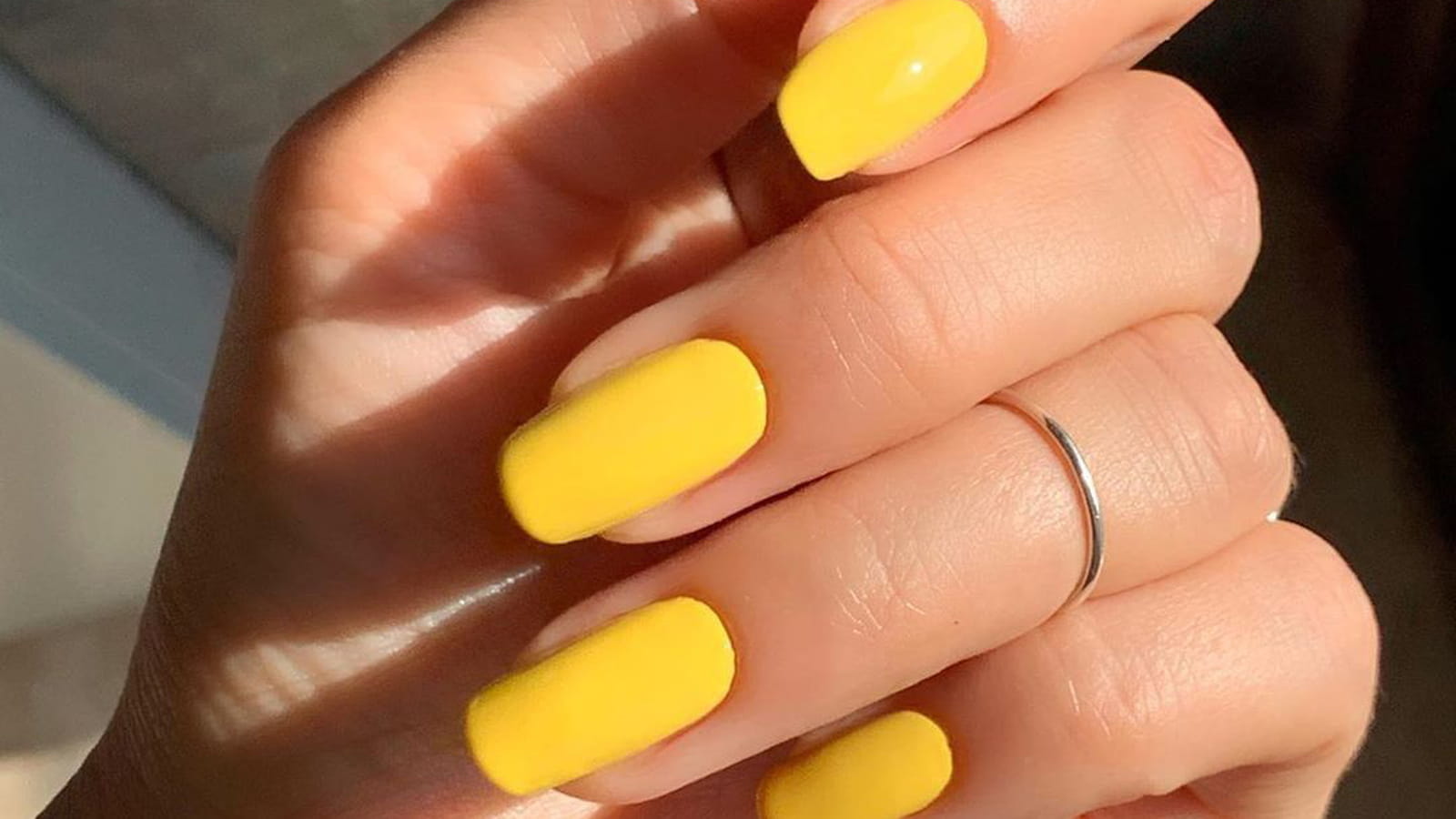 Une manucure jaune citron