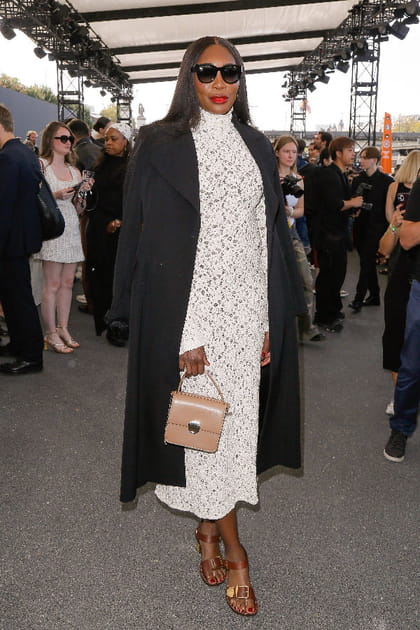 Venus Williams en robe blanche et manteau noir au défilé Chloé printemps-été 2024