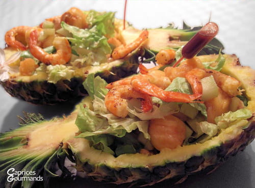 Salade de crevettes et d'ananas dans son écorce