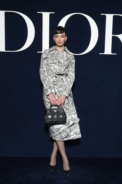 Deva Cassel en trench &agrave; l'imprim&eacute; plan de Paris au d&eacute;fil&eacute; Dior