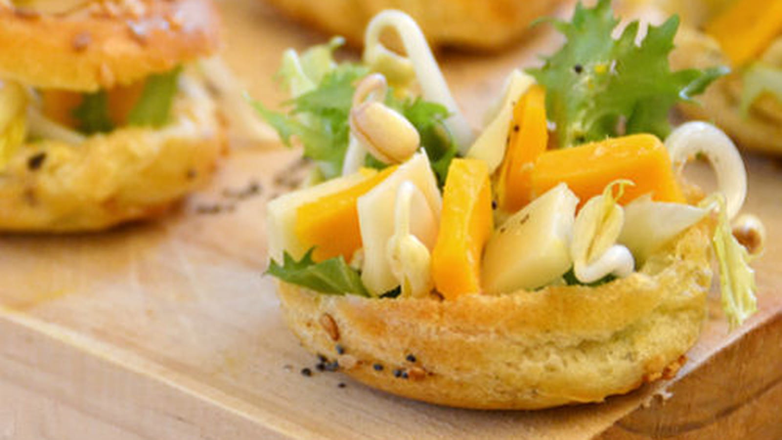 Choux apéritifs thon, fromage, salade et haricots mungo
