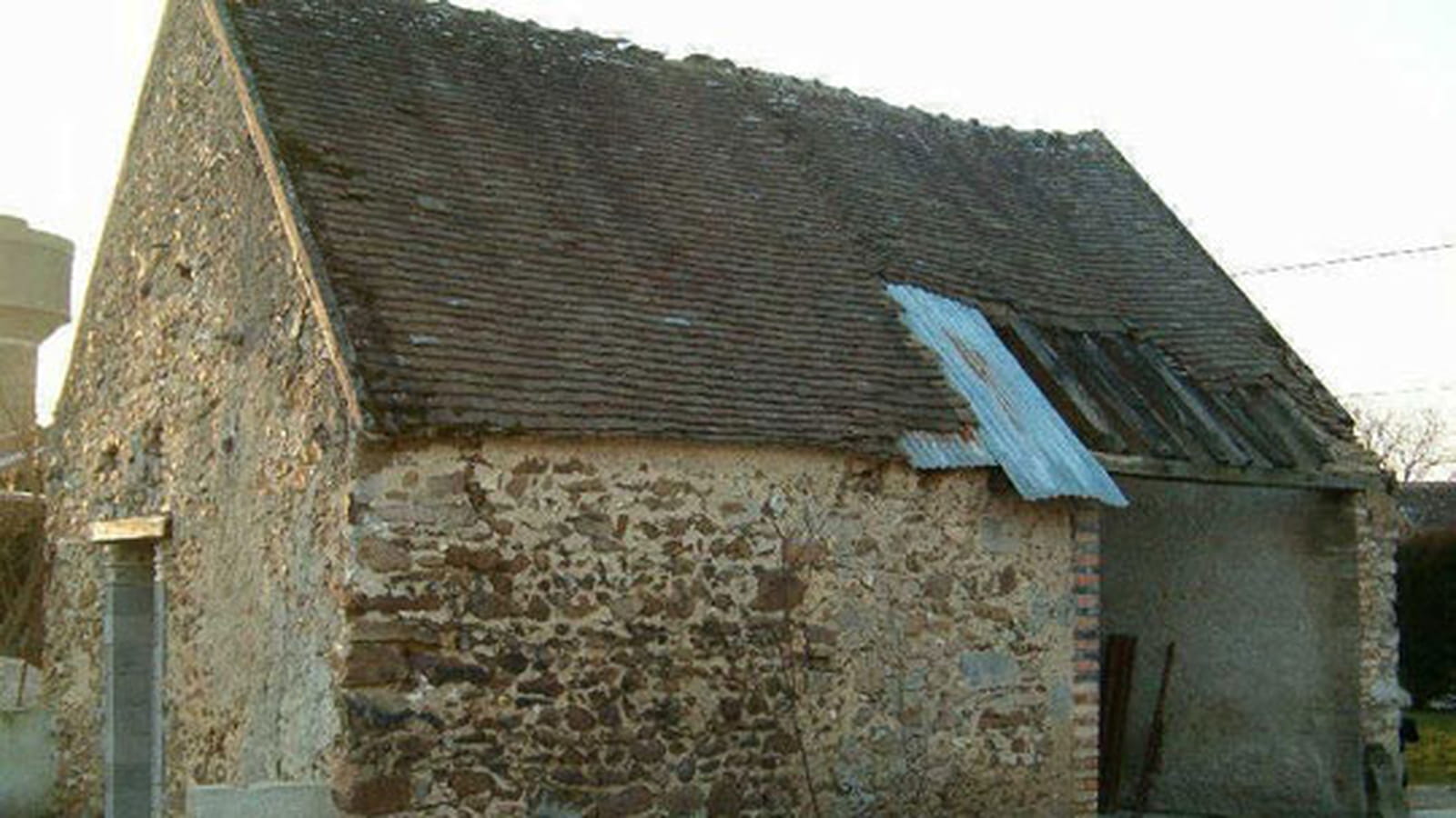 Grange à l'état brut