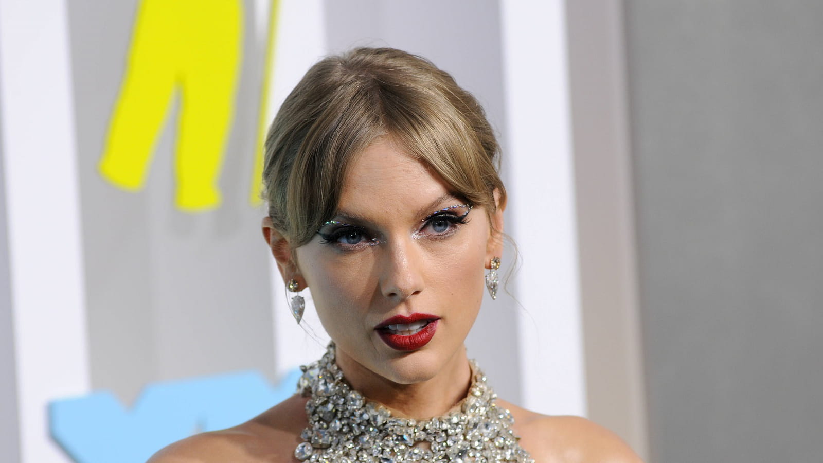 Taylor Swift et son maquillage à strass 
