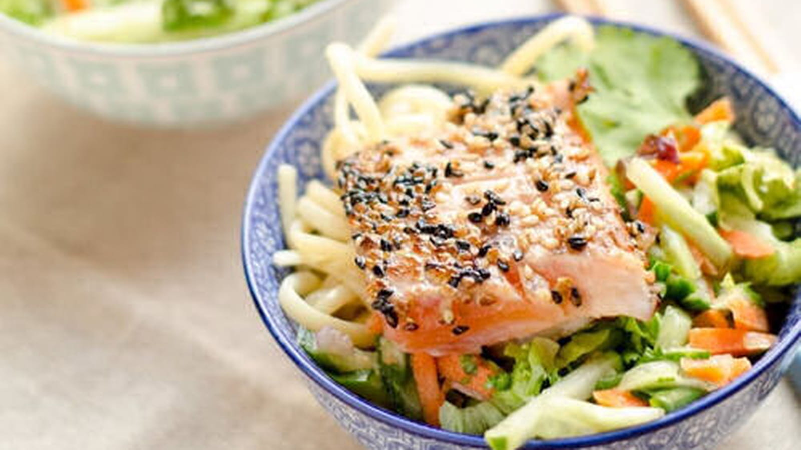 Saumon mi-cuit au sésame, salade asiatique, et nouilles tamarin-cacahuètes