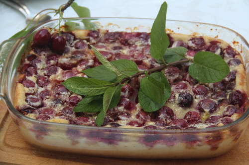 Clafoutis aux cerises, lait et purée d'amandes