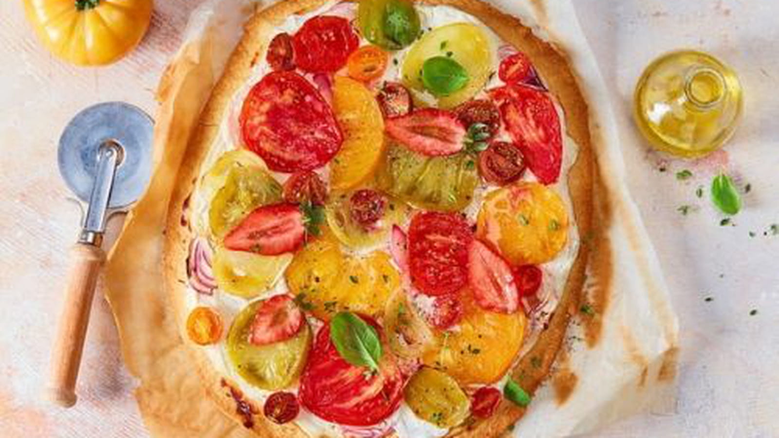 Tarte fine au St Môret®, tomates et touche de fraises