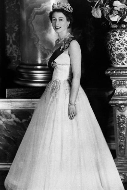 La reine Elizabeth II en robe longue en tulle