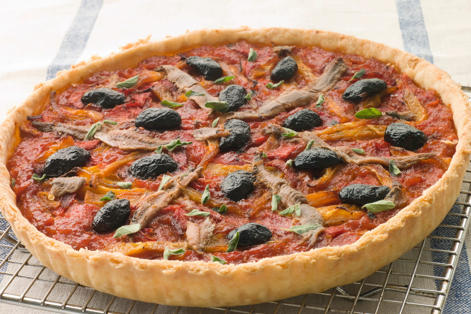 "À mi-chemin entre la pizza et la pissaladière", cette tarte facile à préparer rappelle les vacances en Provence