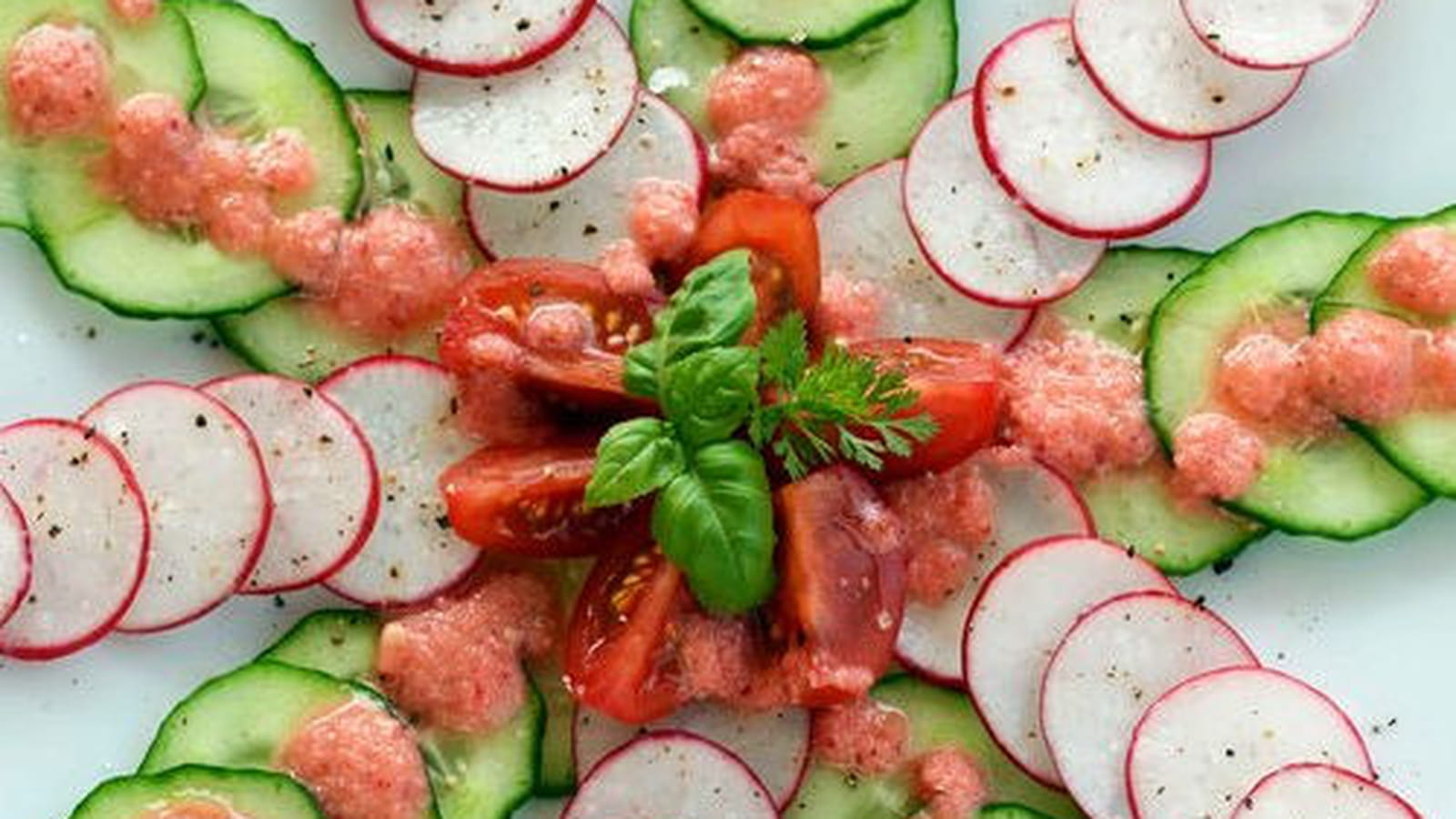 Carpaccio de radis et concombre, vinaigrette rose