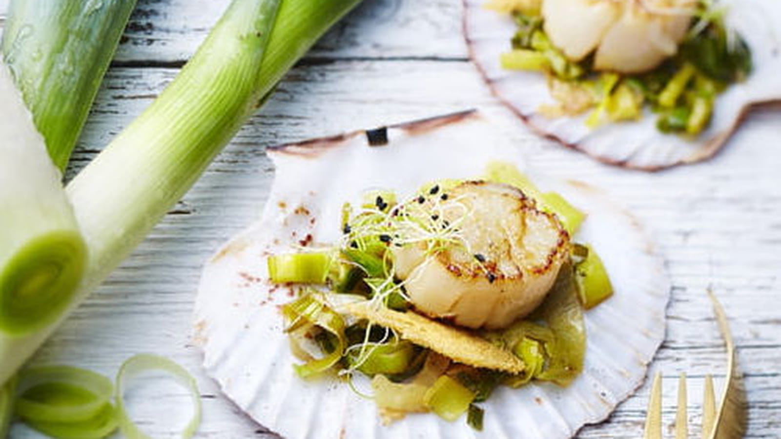 Saint-Jacques aux poireaux de Normandie et tuile au parmesan