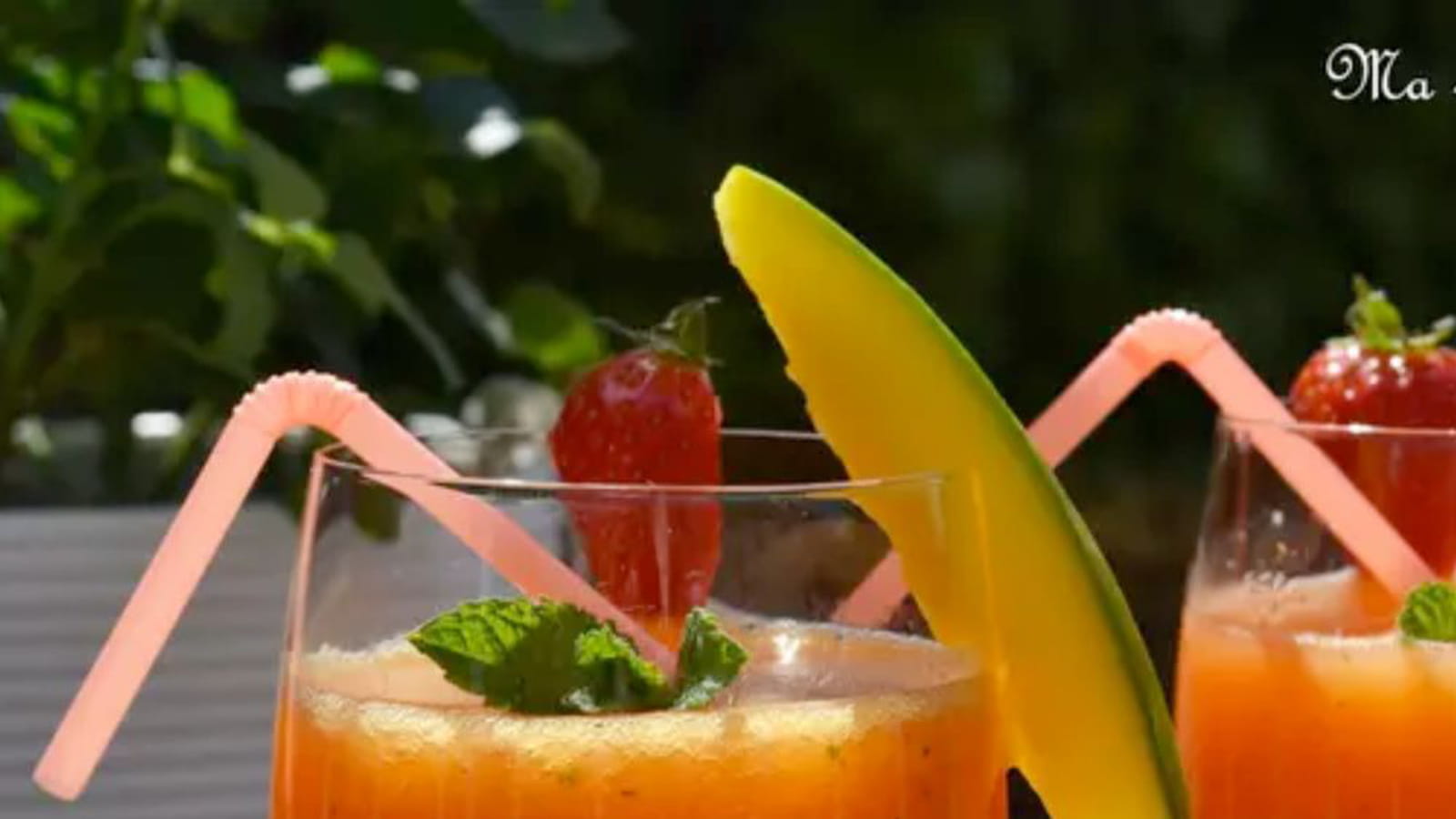 Cocktail pétillant à la mangue, fraises et menthe