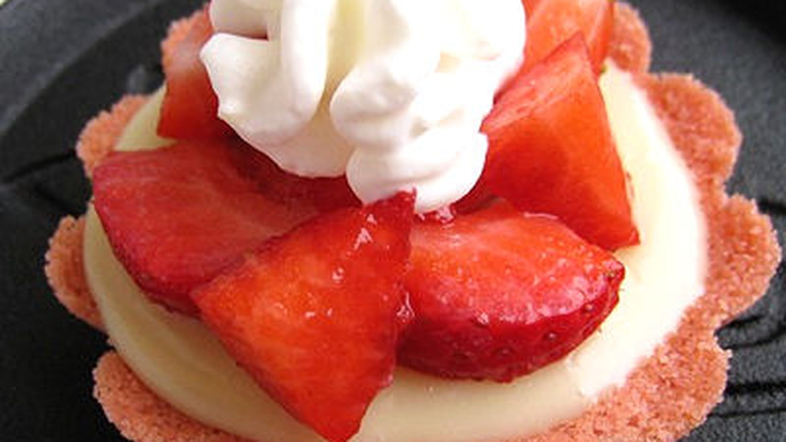 Tartelettes chocolat blanc-fraises sur biscuits roses de Reims