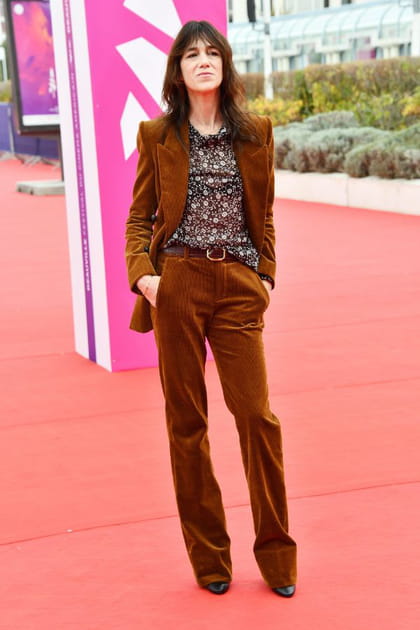 Charlotte Gainsbourg en costume de velours caramel
