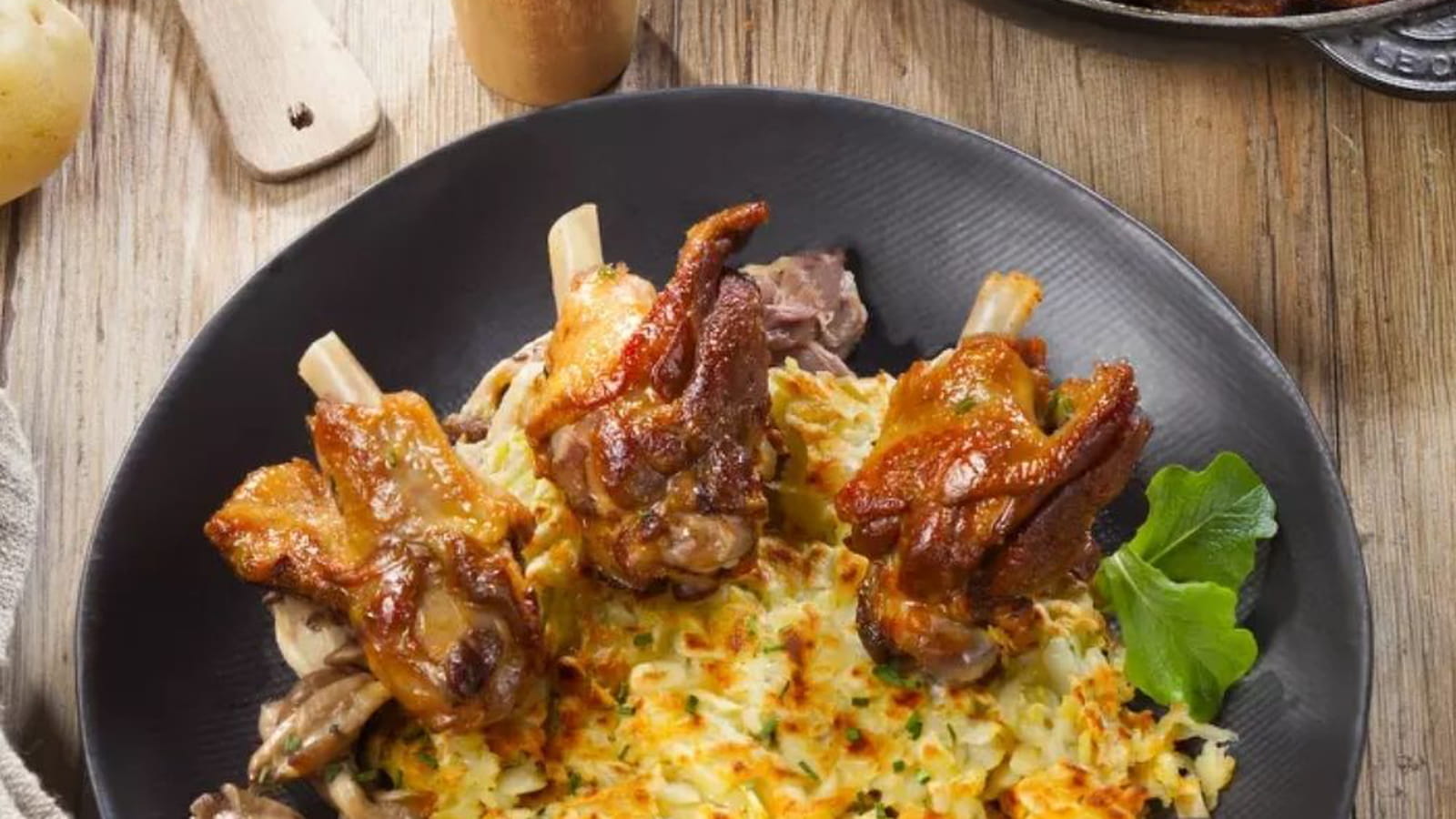 Petits manchons de canard confits sur paillassons de pommes de terre