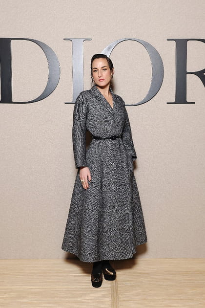 Juliette Armanet en robe &eacute;vas&eacute;e grise