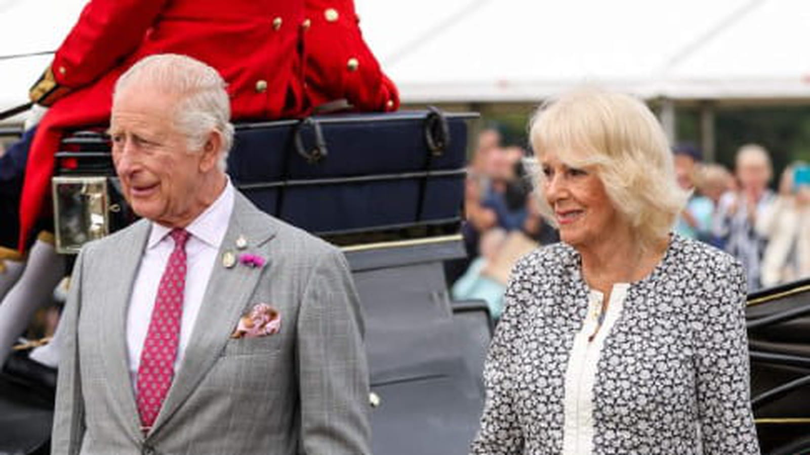 La reine Camilla ose la robe de grand-mère, À 56 ans, Jennifer Lopez en parait 20 ans de moins grâce à ce détail vestimentaire