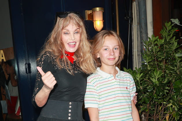 Le jeune Billy Blanchard pose avec Arielle Dombasle
