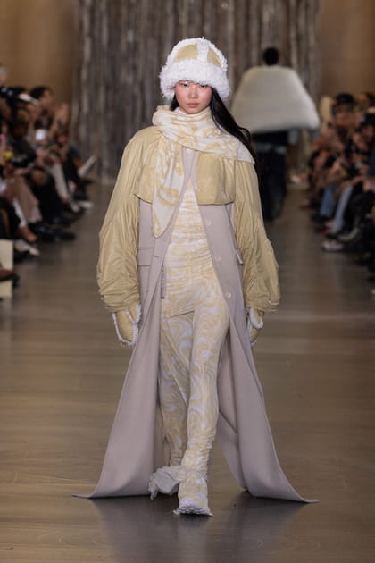 Pantalon imprim&eacute;, long manteau et bomber&nbsp;aper&ccedil;us sur le d&eacute;fil&eacute; Holzweiler