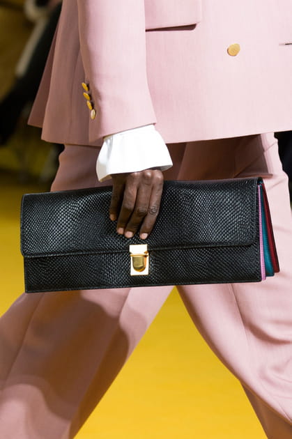 La pochette &agrave; soufflets multicolores du d&eacute;fil&eacute; Paul Smith