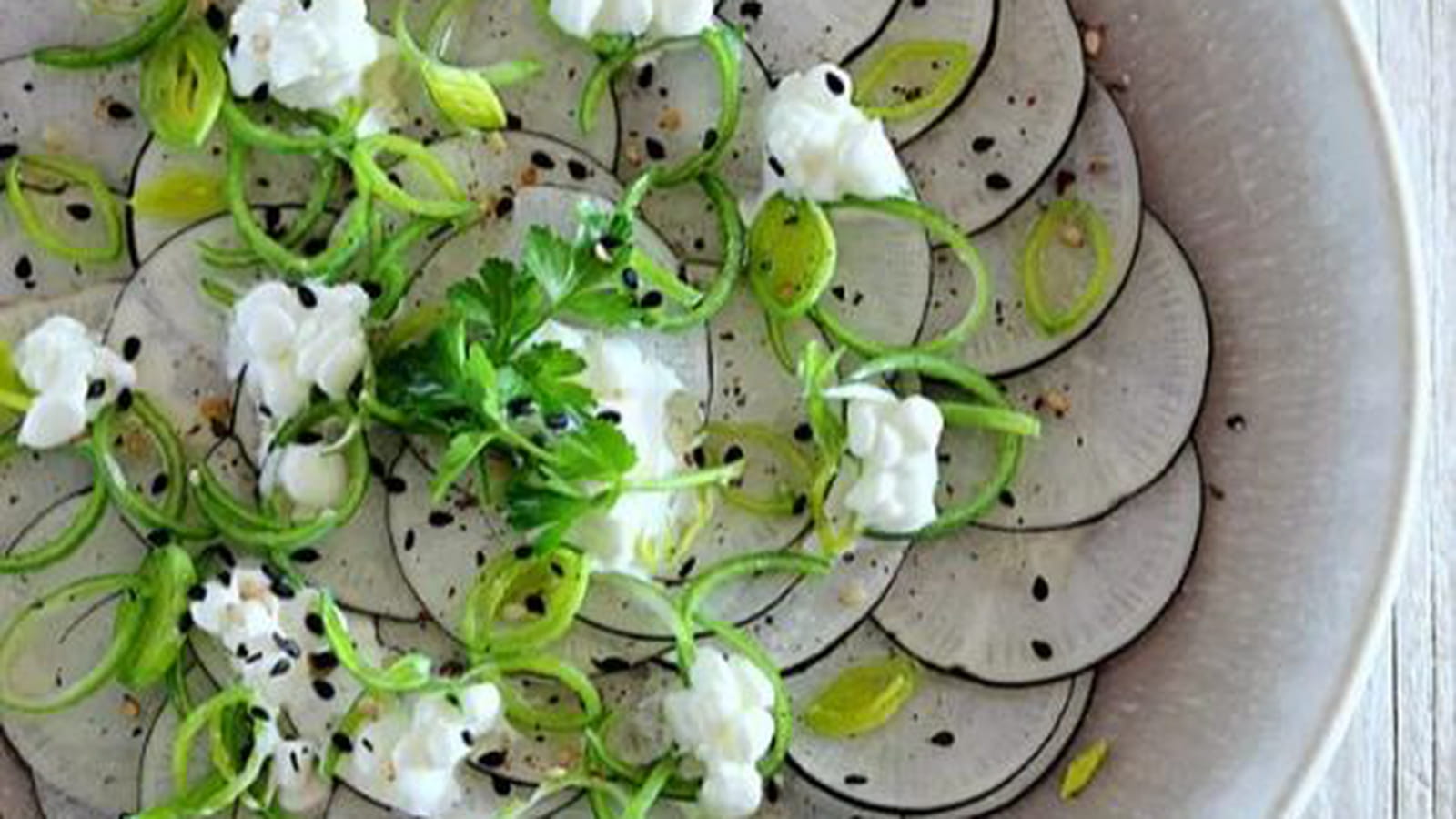 Carpaccio de radis noir, vert de poireau et cottage cheese