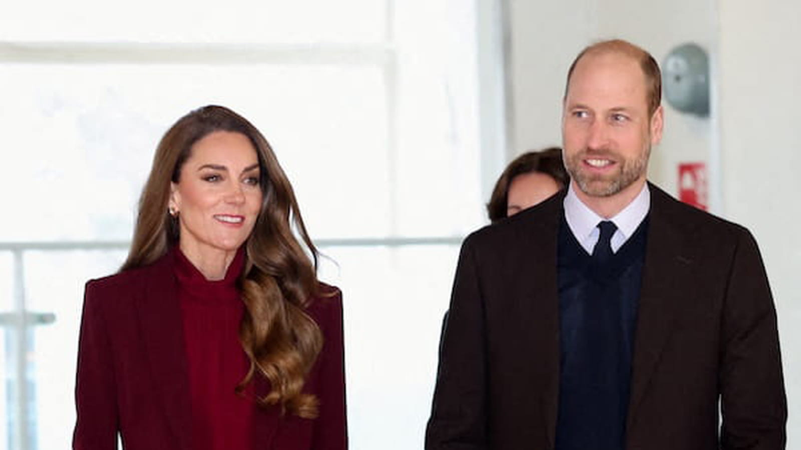 Du tailleur bordeaux chic de Kate Middleton à la robe vintage effet seconde peau de Jennifer Lopez : voici les looks de la semaine