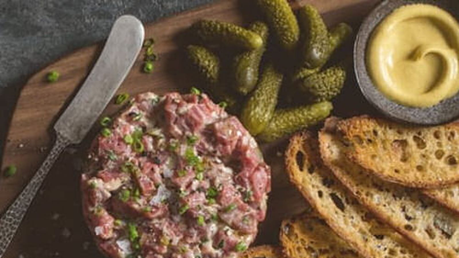 Steak tartare et son aïoli au chili fumé à la sauce TABASCO®