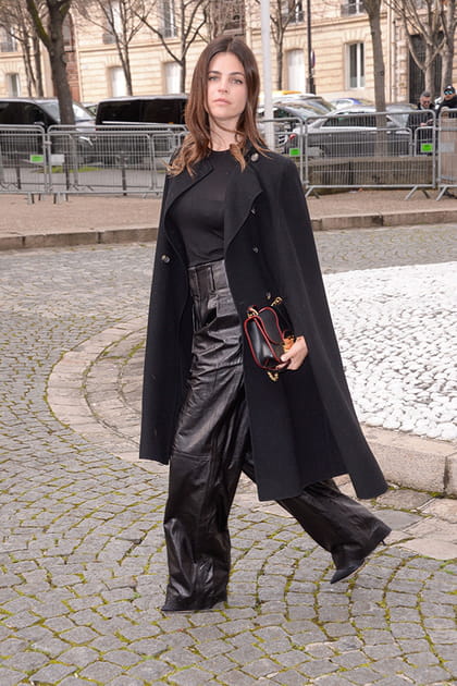 Julia Restoin Roitfeld en pantalon en cuir