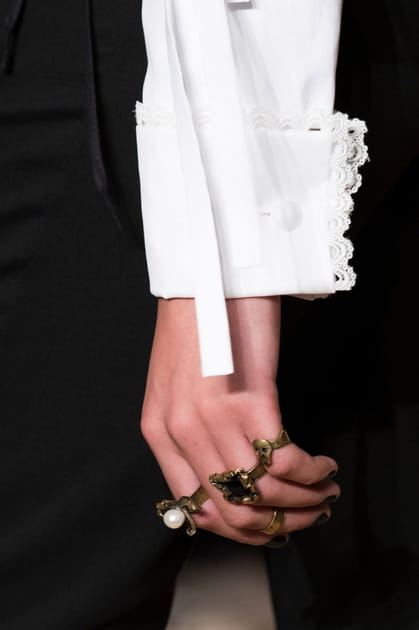 Les bagues gothiques du d&eacute;fil&eacute; Valentino