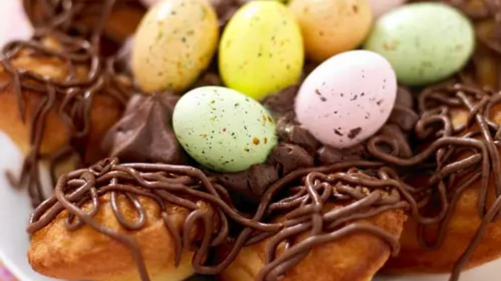 Nid de Pâques aux madeleines et son cœur de mousse au chocolat