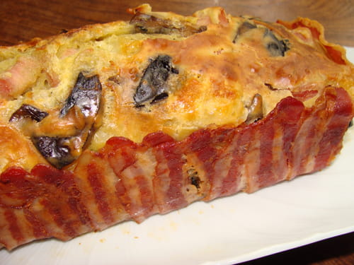 Cake aux champignons, pignons et lard
