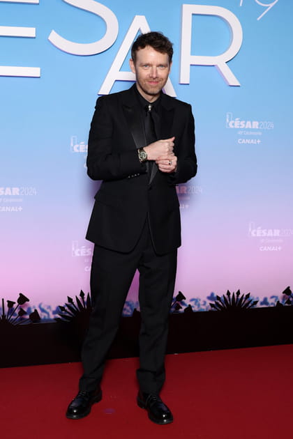 Antoine Reinartz en smoking et chemise noire Dior